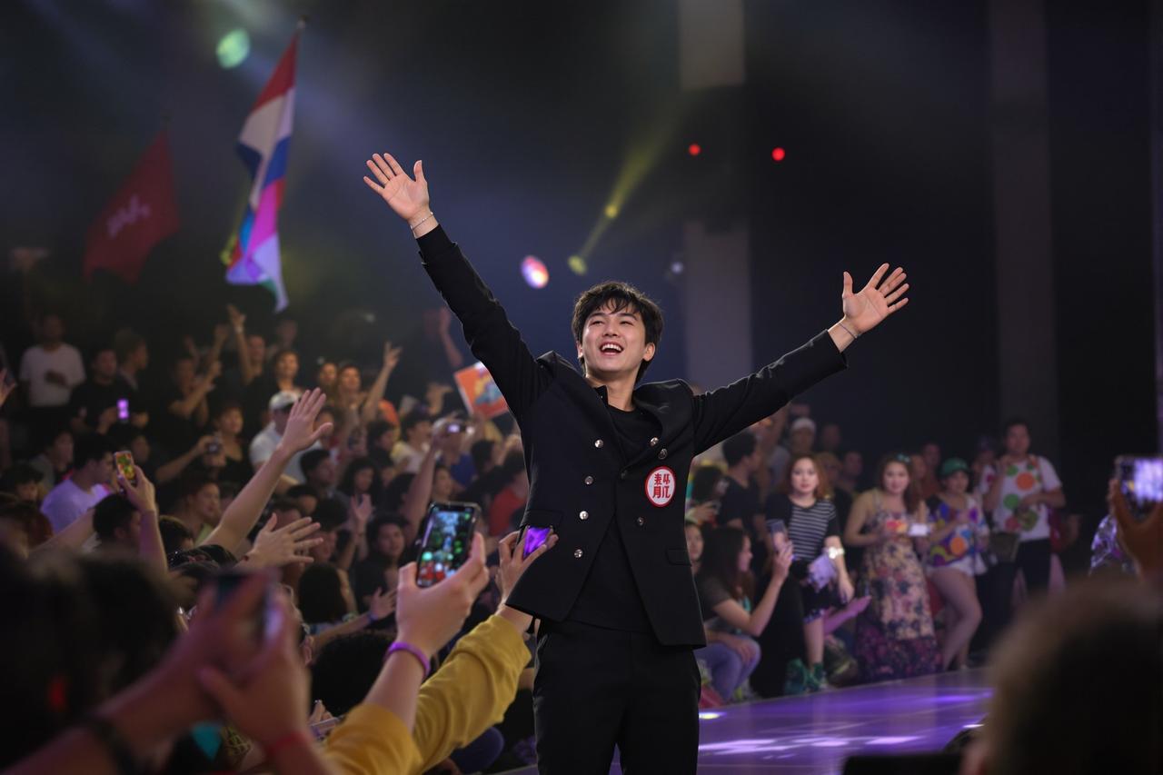 免费国产视频影迷见面会圆满举行，万名粉丝热情参与